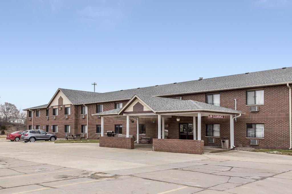 Econo Lodge Inn & Suites Dubuque Exteriör bild