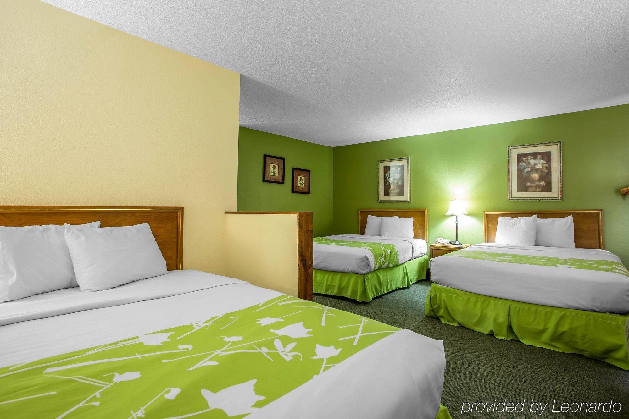 Econo Lodge Inn & Suites Dubuque Exteriör bild