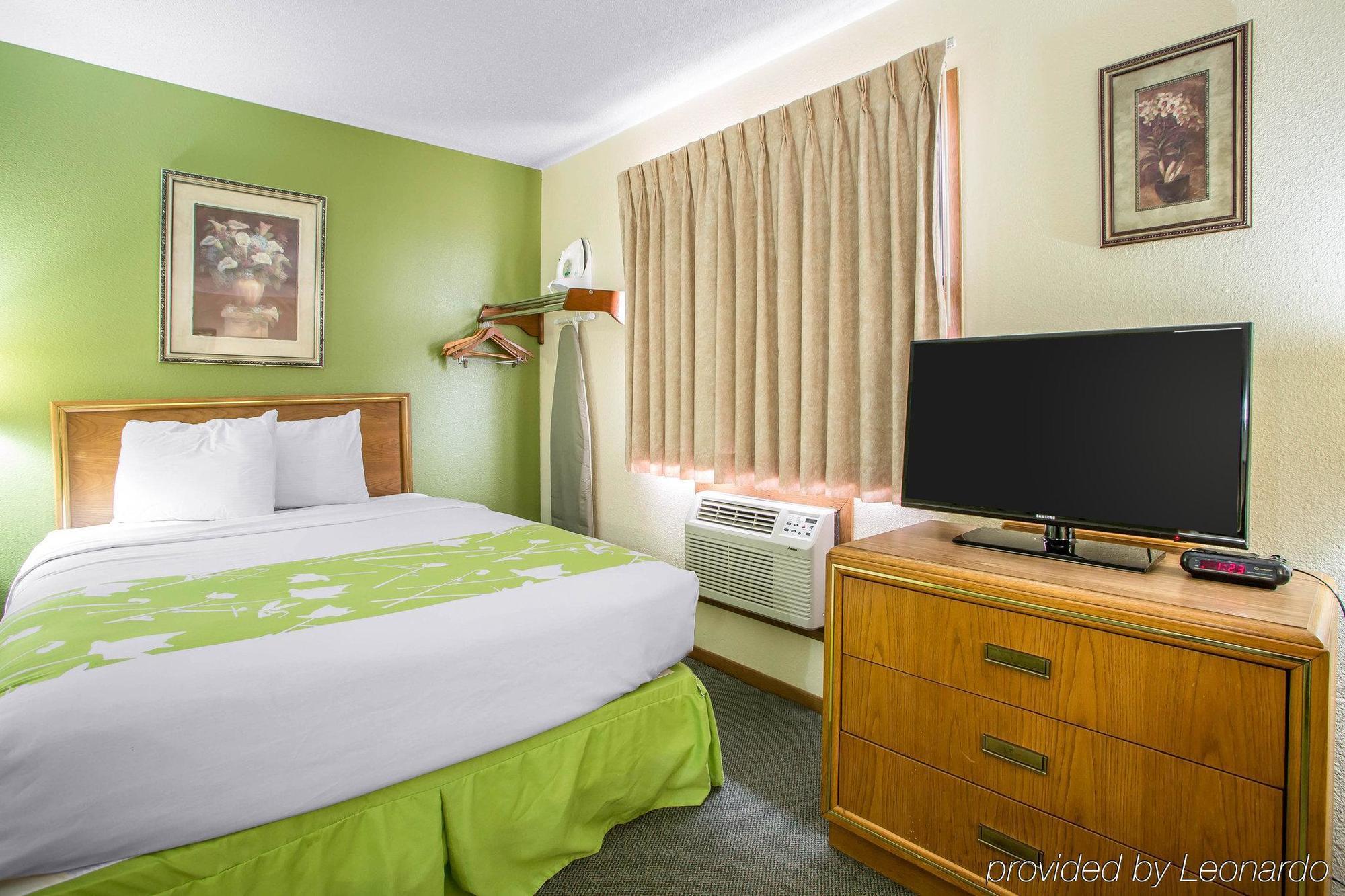 Econo Lodge Inn & Suites Dubuque Exteriör bild