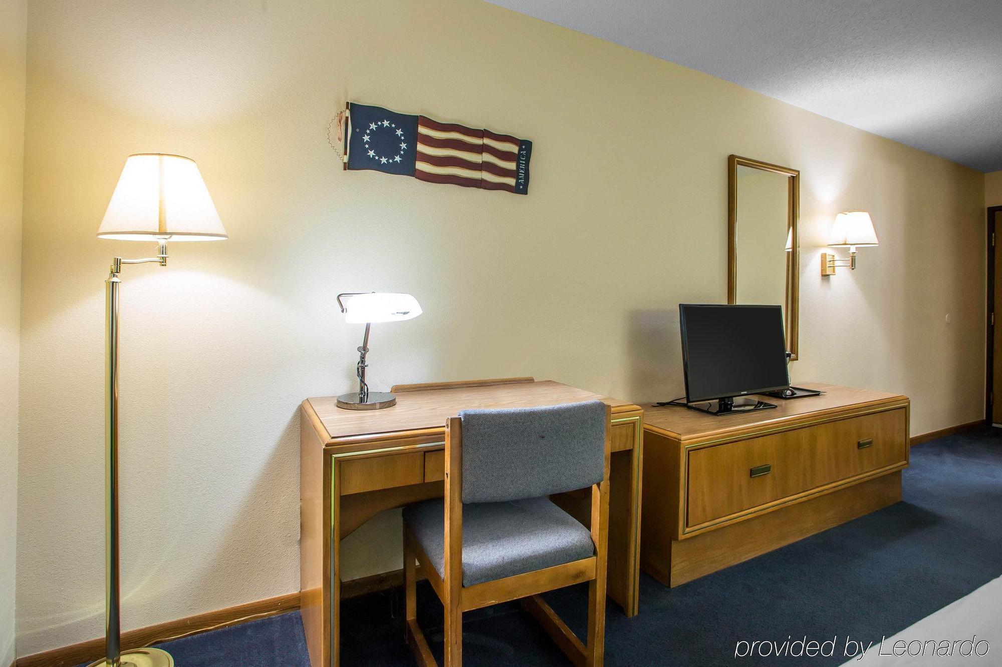 Econo Lodge Inn & Suites Dubuque Exteriör bild