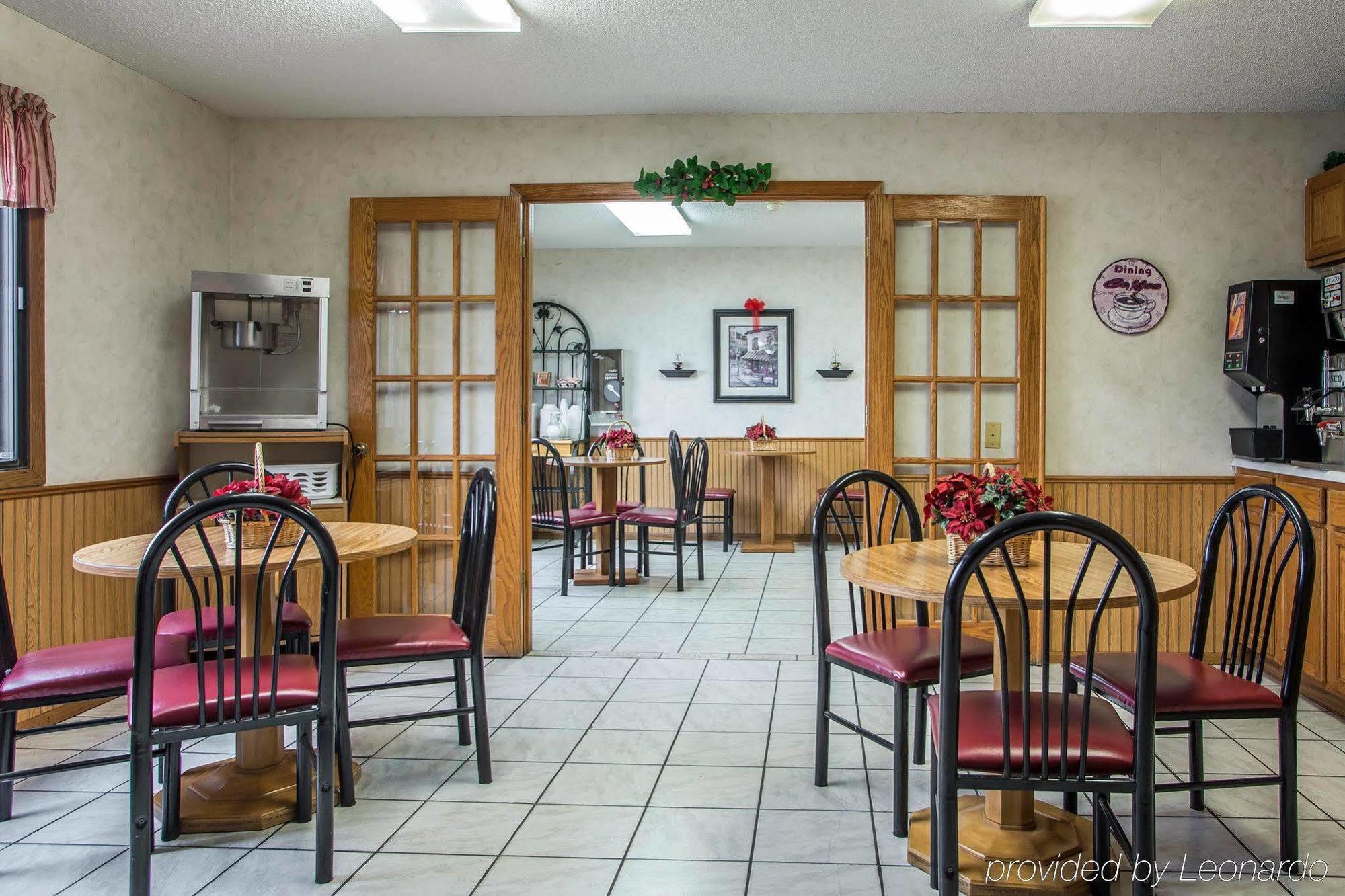 Econo Lodge Inn & Suites Dubuque Exteriör bild