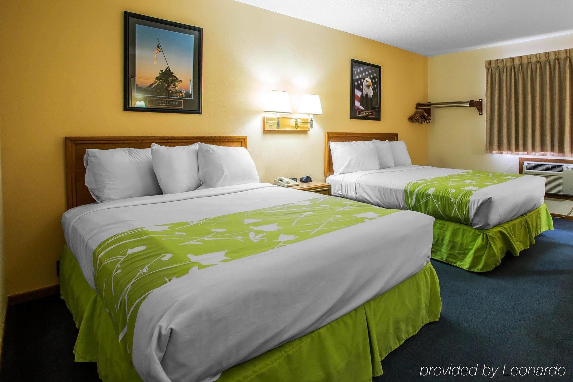 Econo Lodge Inn & Suites Dubuque Exteriör bild