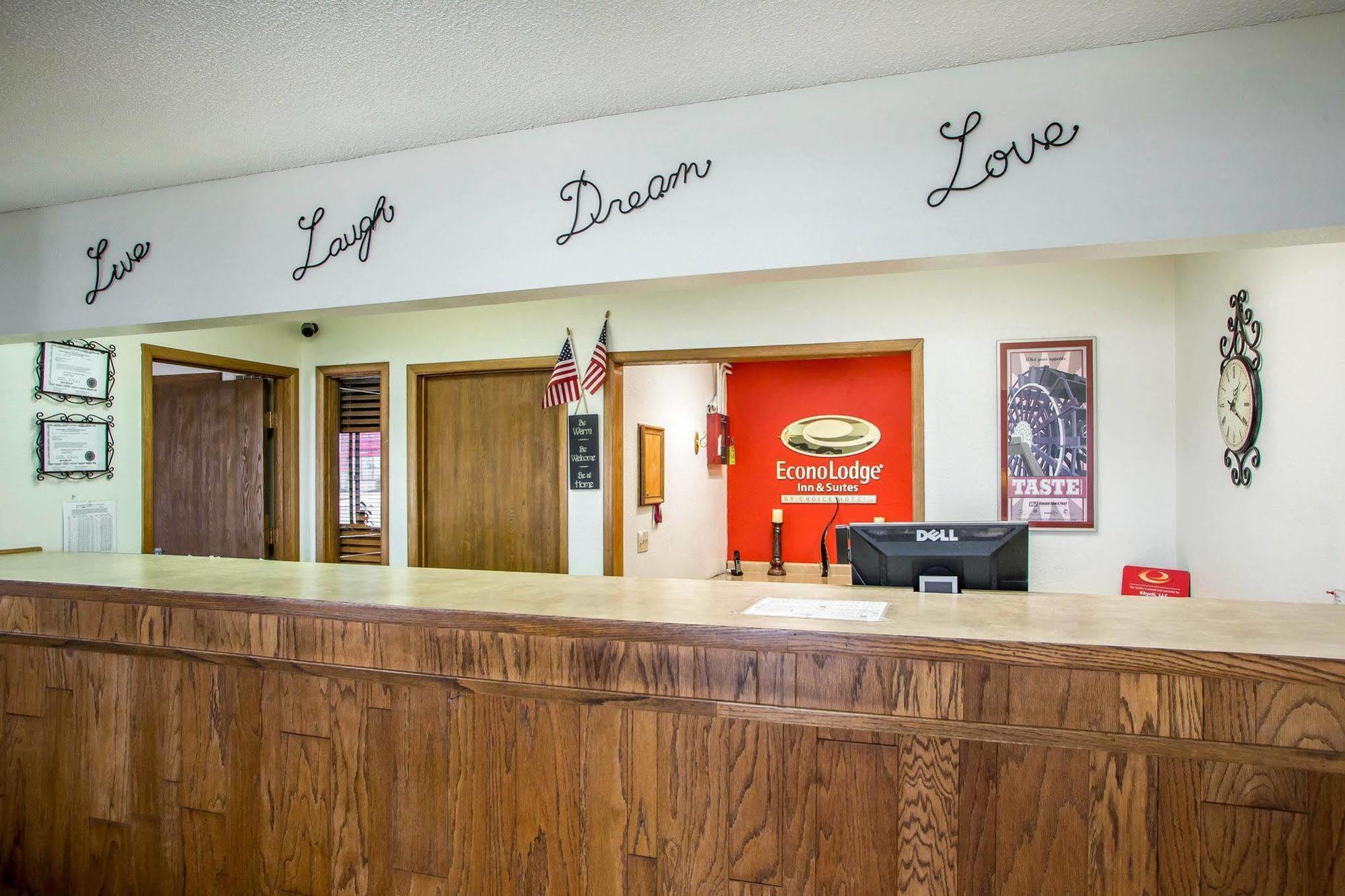 Econo Lodge Inn & Suites Dubuque Exteriör bild