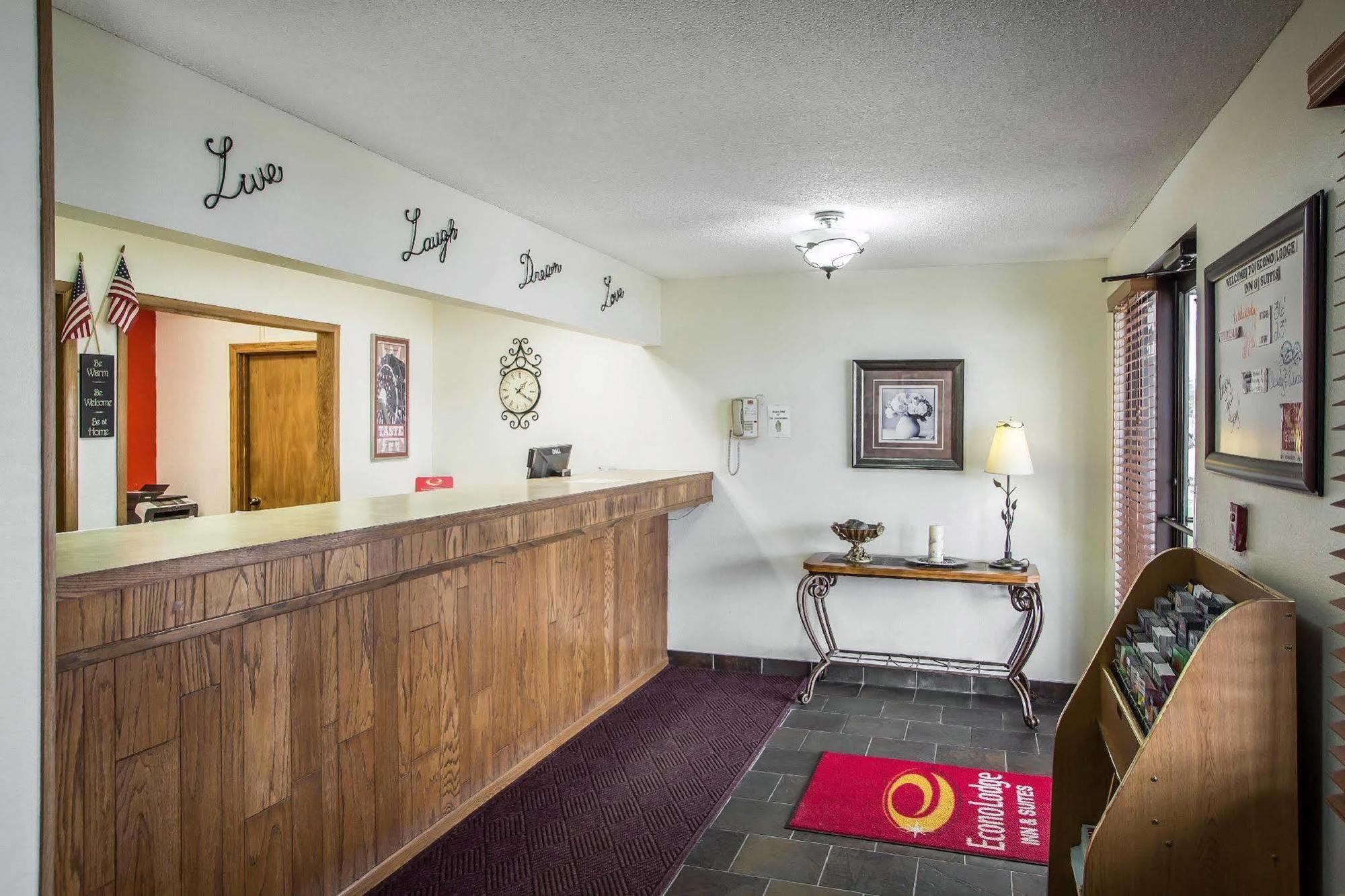 Econo Lodge Inn & Suites Dubuque Exteriör bild