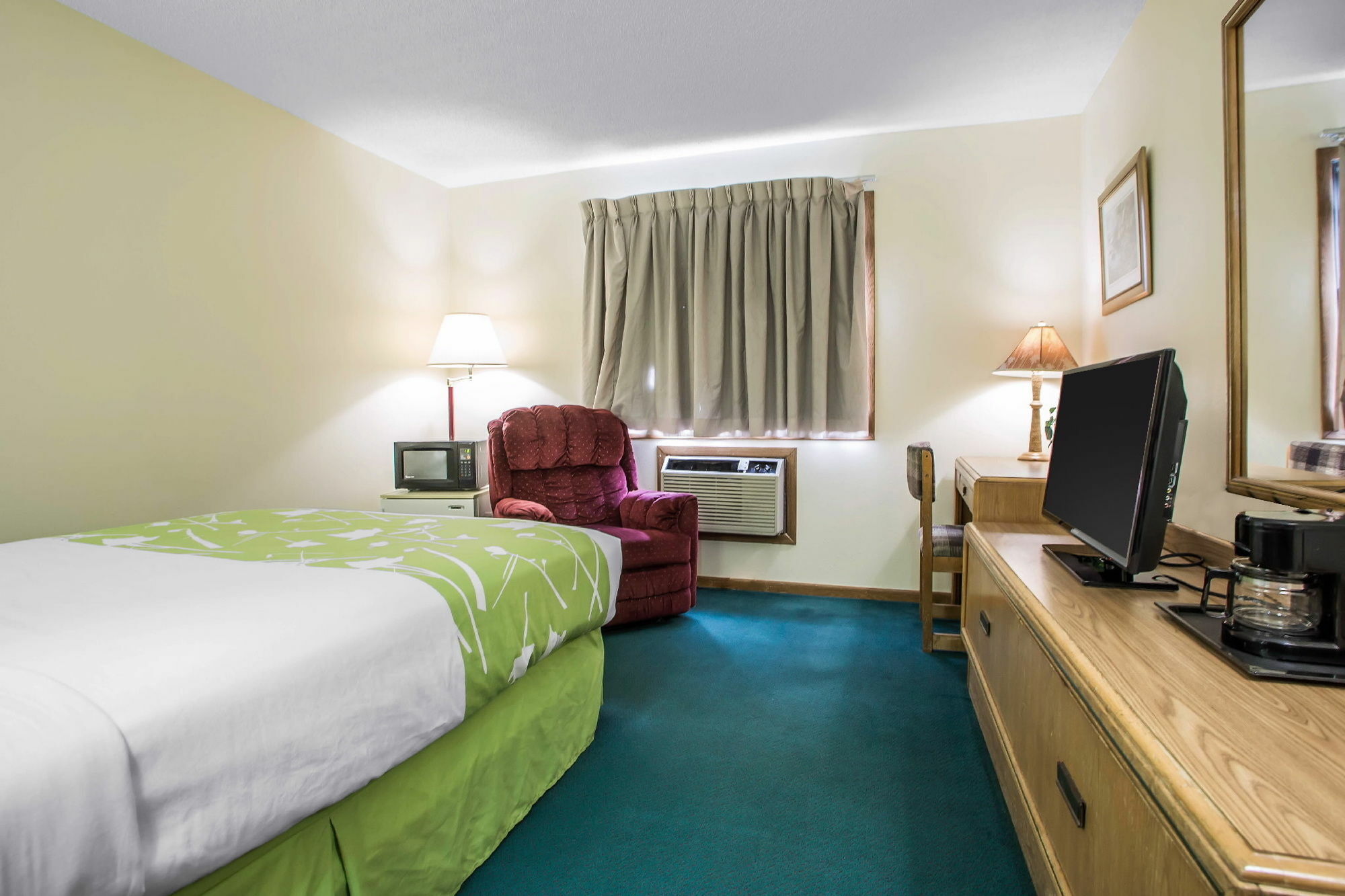 Econo Lodge Inn & Suites Dubuque Exteriör bild
